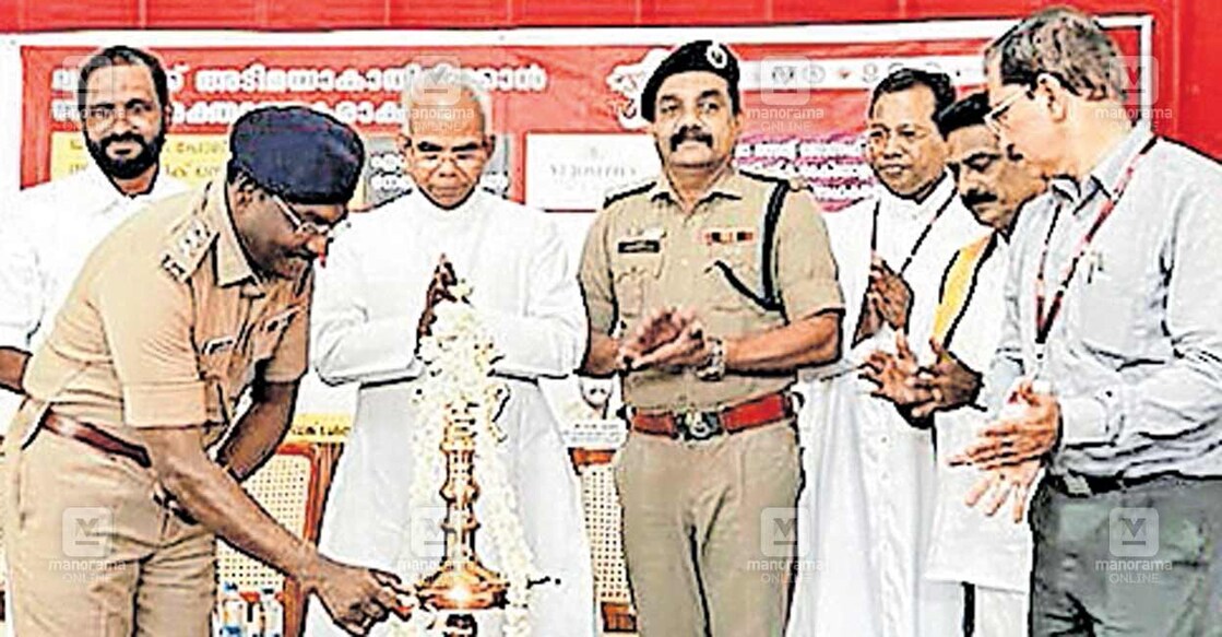 ലഹരിക്ക് അടിമയാകാതിരിക്കാൻ രക്തദായകരാകൂ എന്ന സന്ദേശം യുവജനങ്ങളിൽ എത്തിക്കുന്നതിന്റെ ഭാഗമായി പാലാ സെന്റ് ജോസഫ് കോളജ് ഓഫ് എൻജിനീയറിങ് ആൻഡ് ടെക്നോളജിയിൽ നടത്തിയ ജില്ലാതല ബോധവൽക്കരണ ക്യാംപെയ്നും മെഗാ രക്തദാന ക്യാപും ക്രൈംബ്രാഞ്ച് ഡിവൈഎസ്‌പി 
സാജു വർഗീസ് ഉദ്ഘാടനം ചെയ്യുന്നു. പാലാ രൂപതാ മുഖ്യ വികാരി ജനറൽ മോൺ. ഡോ. ജോസഫ് 
തടത്തിൽ, കോളജ് ഡയറക്ടർ ഫാ. ഡോ. ജയിംസ് ജോൺ മംഗലത്ത്, ഡിവൈഎസ്‌പി കെ.സദൻ, പാലാ ബ്ലഡ് ഫോറം ജനറൽ കൺവീനർ ഷിബു തെക്കേമറ്റം തുടങ്ങിയവർ സമീപം  
