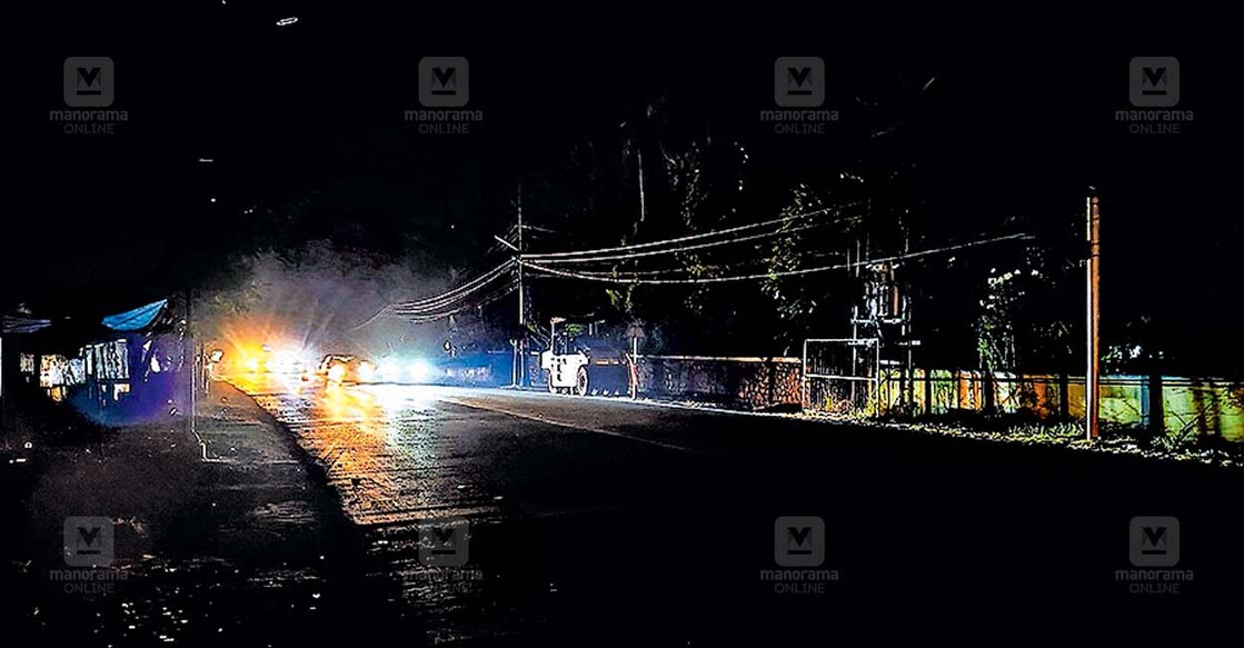 എംസി റോഡിൽ തുരുത്തിക്കു സമീപം വഴിവിളക്കില്ലാത്തതിനാൽ ഇരുട്ട് മൂടിക്കിടക്കുന്നു.  