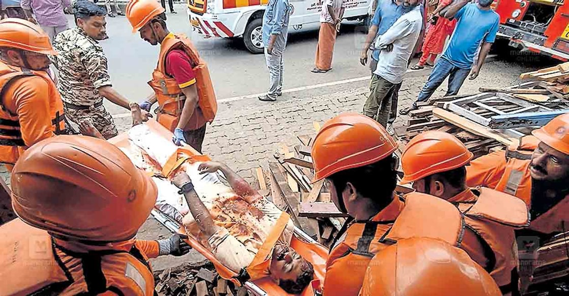 mudakkayam-mock-drill മുണ്ടക്കയത്ത് പ്രളയ ദുരന്ത മുന്നൊരുക്ക ഭാഗമായി നടത്തിയ മോക്ഡ്രില്ലിൽ പ്രതീകാത്മകമായി അപകടത്തിൽപ്പെട്ടയാളെ കെട്ടിടത്തിന് പുറത്തേക്ക് എത്തിക്കുന്ന കാഴ്ച.