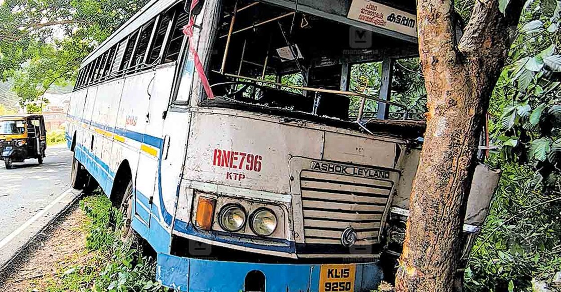 പാലാ-ഏറ്റുമാനൂർ ഹൈവേയിൽ കുമ്മണ്ണൂർ മന്ദിരം കവലയ്ക്കു സമീപം കെഎസ്ആർടിസി ബസ് നിയന്ത്രണംവിട്ട് മരത്തിൽ ഇടിച്ചപ്പോൾ. 