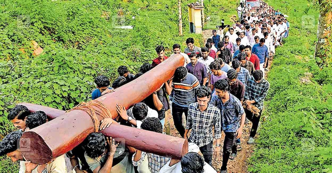 തിടനാട് ഊട്ടുപാറ കുരിശുമലയിലേക്ക് നോമ്പിന്റെ നാൽപതാം വെള്ളിയാഴ്ച  നടത്തിയ കുരിശിന്റെ വഴി. ചിത്രം: മനോരമ  