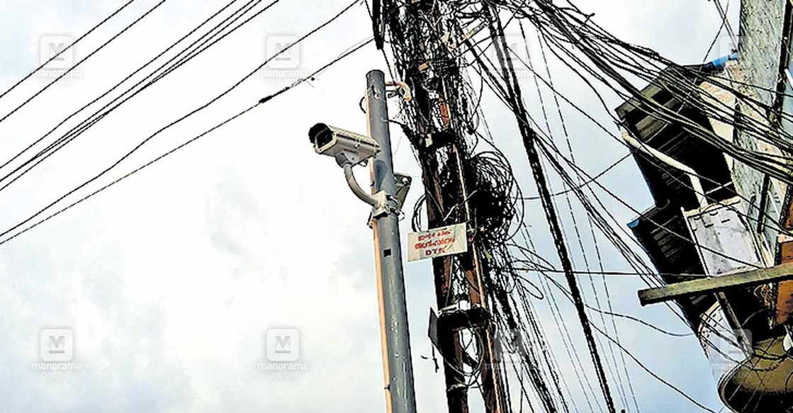 കാഞ്ഞിരപ്പള്ളി ടൗണിൽ പേട്ടക്കവലയിൽ പഞ്ചായത്ത് സ്ഥാപിച്ച നിരീക്ഷണ ക്യാമറ.  
