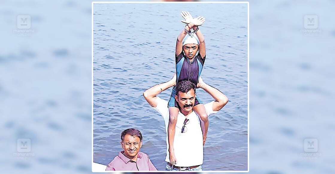 കോതമംഗലം വാരപ്പെട്ടി ഇളങ്ങവം ശ്രീജ ഭവനിൽ 
എസ്.ശ്രാവണിനെ പിതാവ് ശ്രീജിത്ത് തോളിലേറ്റി കരയിലേക്കു കയറ്റുന്നു. സമീപം പരിശീലകൻ ബിജു തങ്കപ്പൻ.  

