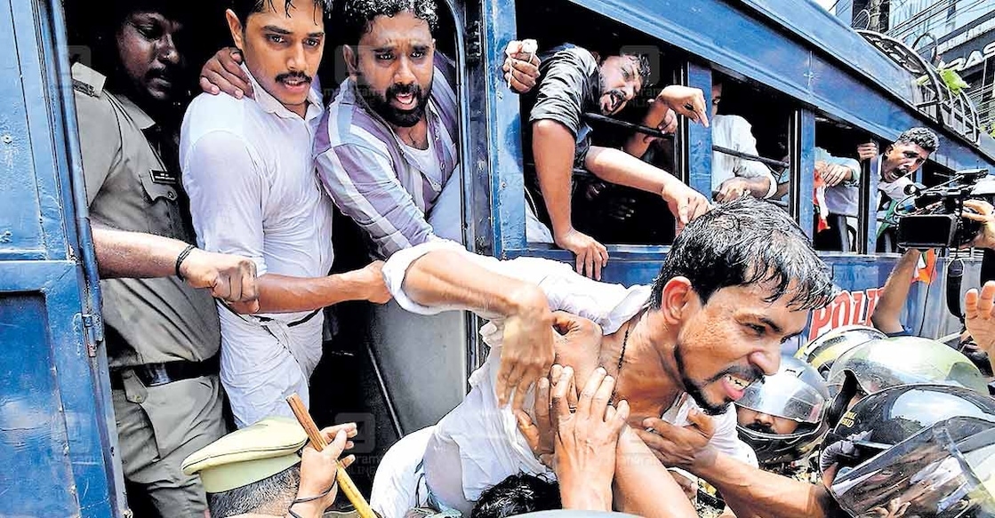 'വീണാ'ലും വിടില്ല... വീണാ വിജയനെ മാസപ്പടിക്കേസിൽ പ്രതിചേർത്ത സാഹചര്യത്തിൽ മുഖ്യമന്ത്രി പിണറായി വിജയൻ രാജിവയ്ക്കണമെന്ന് ആവശ്യപ്പെട്ട് യൂത്ത് കോൺഗ്രസ് നിയോജക മണ്ഡലം കമ്മിറ്റി ജില്ലാ പൊലീസ് മേധാവിയുടെ ഓഫിസിലേക്ക് നടത്തിയ മാർച്ചിൽ ബാരിക്കേഡ് ചാടിക്കടന്ന പ്രവർത്തകരെ പൊലീസ് അറസ്റ്റ് ചെയ്ത് നീക്കുന്നു. ചിത്രം: മനോരമ  
