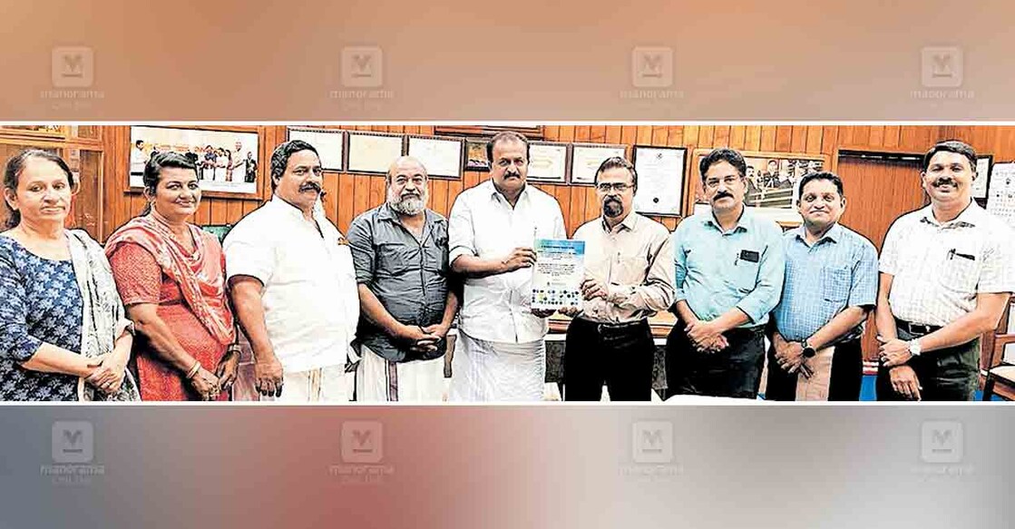 മാഞ്ഞൂർ പഞ്ചായത്തിനെ കേരളത്തിലെ ആദ്യത്തെ പ്രിമിയർ സുസ്ഥിര ടൂറിസം കേന്ദ്രമായി മാറ്റുന്നതിന് എം.ജി. യൂണിവേഴ്സിറ്റി ടൂറിസം സ്റ്റഡി സെന്റർ തയാറാക്കിയ സംയോജിത കാർഷിക – അക്വാ ടൂറിസം പ്രൊജക്ട് എം.ജി യൂണിവേഴ്സിറ്റി വൈസ് ചാൻസലർ പ്രൊഫ. സി.ടി. അരവിന്ദ് കുമാർ പഞ്ചായത്ത് വൈസ് പ്രസിഡന്റ് ബിജു സെബാസ്റ്റ്യന് കൈമാറുന്നു. 
