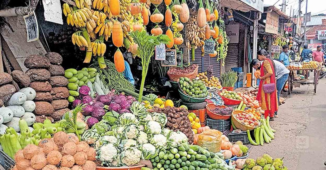 കോട്ടയം എംഎൽ റോഡ് മാർക്കറ്റിലെ വിഷുവിപണിയിൽ എത്തിച്ച പച്ചക്കറികൾ.  