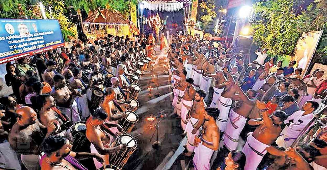 വൈക്കം മഹാദേവ ക്ഷേത്രത്തിലെ വടക്കുപുറത്തു പാട്ടിന്റെ സമാപന ദിനത്തിൽ രാത്രി നടന്ന 
എതിരേൽപും പെരുവനം കുട്ടൻ മാരാരുടെ പ്രമാണിത്വത്തിൽ നടത്തിയ പാണ്ടിമേളവും.  
