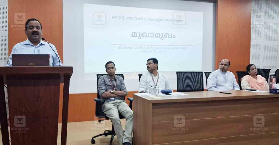 അരുവിത്തുറ സെന്റ് ജോർജസ് കോളജിൽ ‘സമീക്ഷ-2025’ മുഖാമുഖം പരിപാടി എംജി യൂണിവേഴ്സിറ്റി സിൻഡിക്കറ്റ് മെമ്പർ ഡോ. ജോജി അലക്സ് ഉദ്ഘാടനം ചെയ്യുന്നു.