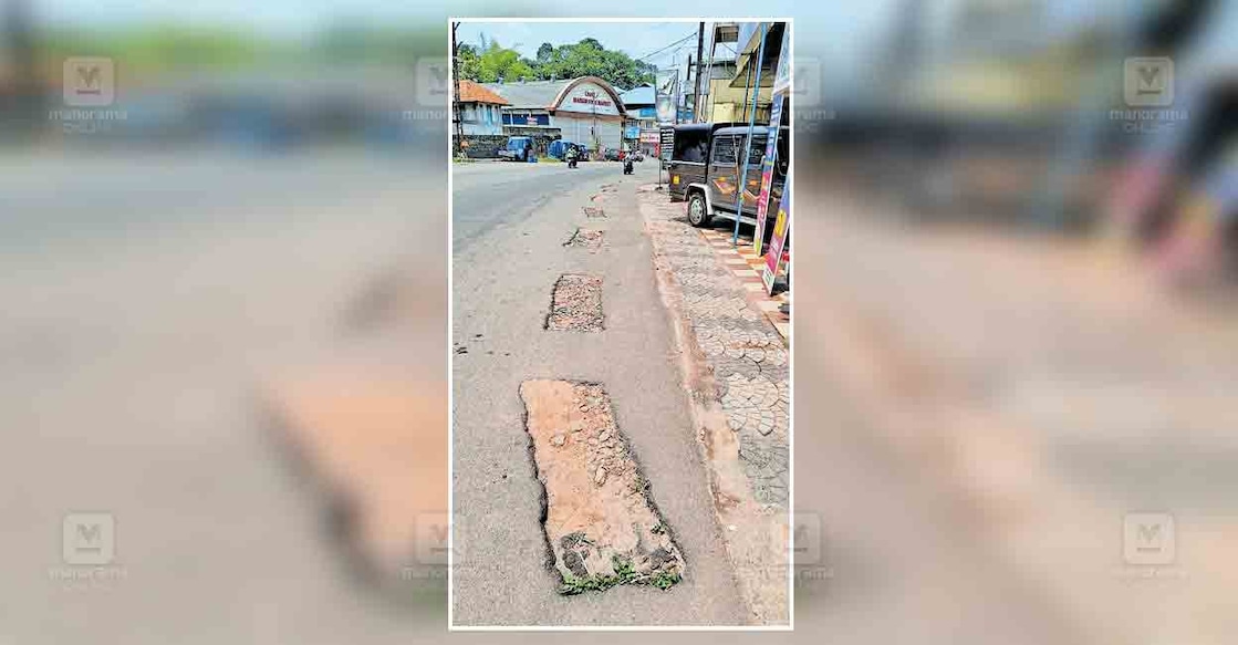kottayam-collapsed-road-sbi-junction-vazhoor-changanassery-road വാഴൂർ – ചങ്ങനാശേരി റോഡിൽ എസ്ബിഐ ജംക്ഷനു സമീപം കേബിളിടാൻ ടാറിങ് കുത്തിപ്പൊളിച്ച ഭാഗങ്ങൾ.