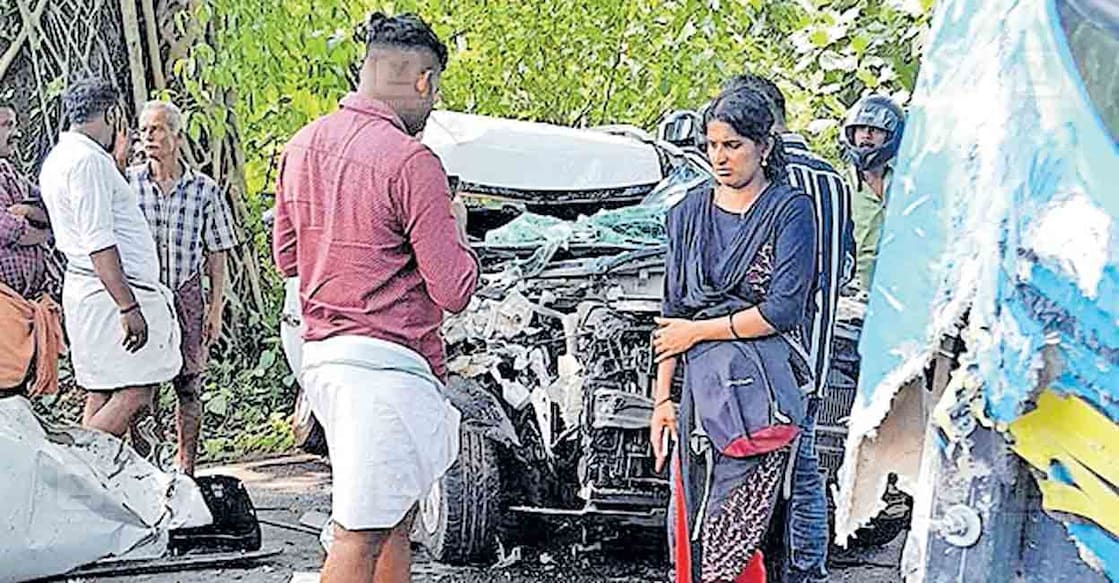 kottayam-road-accident മാന്തുരുത്തി ആഴാംചിറയിൽ ബസിലിടിച്ച് തകർന്ന കാർ.