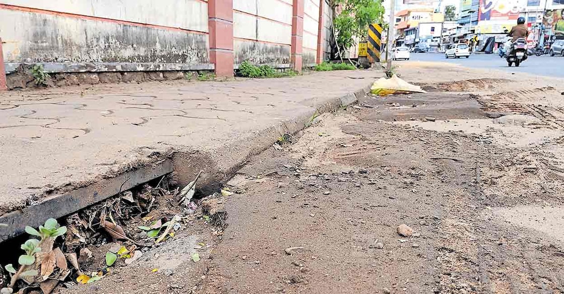 changanassery-waterlogging-issue1 എംസി റോഡിൽ എസ്ബി കോളജിനു സമീപത്തെ ഓട അടഞ്ഞ നിലയിൽ.