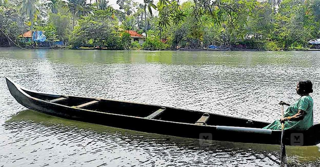 thalayolaparambhu-no-waywalk-issue ശാസ്താംതുരുത്തിൽനിന്ന് മൂവാറ്റുപുഴയാറിലൂടെ വള്ളത്തിൽ പോകുന്ന വീട്ടമ്മ.