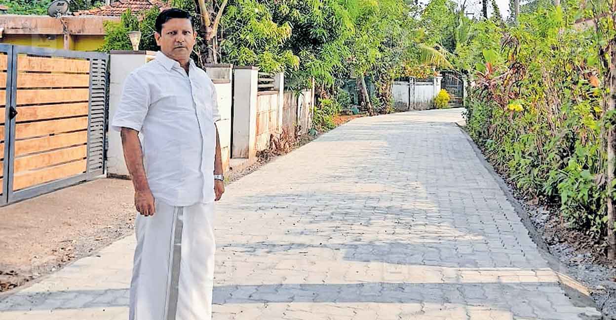 കുമരകം പഞ്ചായത്ത് 13–ാം വാർഡിലെ എസ്ബിടി– ചാണാംചേരി 
റോഡിൽ ഇന്റർലോക്ക് കട്ട നിരത്തി നവീകരിച്ചപ്പോൾ.