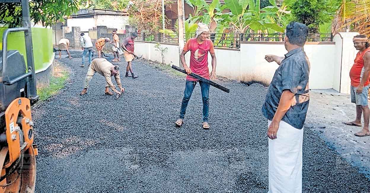 കുമരകം പഞ്ചായത്ത് 10–ാം വാർഡിലെ കടുപ്പാലം– വായനശാല 
റോഡിന്റെ ടാറിങ്.  