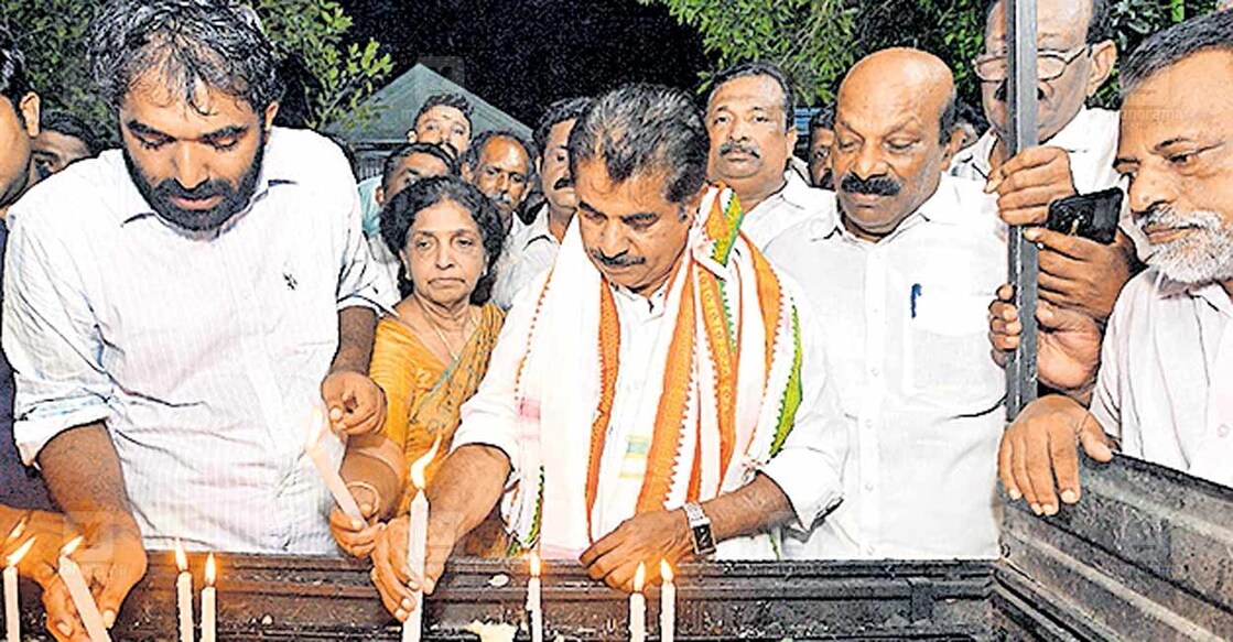 adoor-prakash പുതുപ്പള്ളി സെന്റ് ജോർജ് ഓർത്തഡോക്സ് വലിയ പള്ളിയിലെ ഉമ്മൻ ചാണ്ടിയുടെ കല്ലറയിലെത്തി യുഡിഎഫ് കൺവീനർ അടൂർ പ്രകാശ് തിരി തെളിക്കുന്നു. ചാണ്ടി ഉമ്മൻ എംഎൽഎ, മറിയാമ്മ ഉമ്മൻ തുടങ്ങിയവർ സമീപം. ചിത്രം: മനോരമ