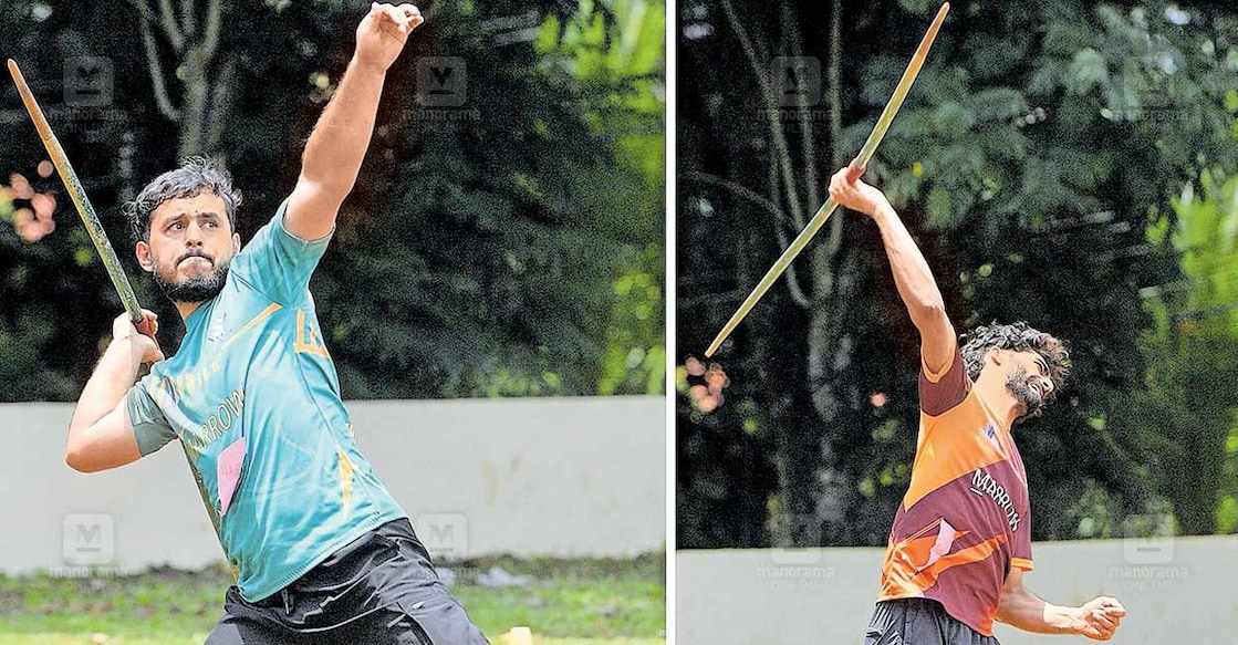 kashmiri-student കോട്ടയത്ത് നടക്കുന്ന നഴ്സസ് വാരാഘോഷത്തോടനുബന്ധിച്ച് നടന്ന കായികമേളയിൽ കോട്ടയം മെഡിക്കൽ കോളജിലെ നഴ്സിങ് വിദ്യാർഥികളായ കശ്മീർ സ്വദേശി ഫൈസൽ പരായ്, ബാരാമുള്ള സ്വദേശി അസ്റാർ അഹമ്മദും ജാവലിൻ ത്രോ മത്സരത്തിനിടെ. ചിത്രം: മനോരമ