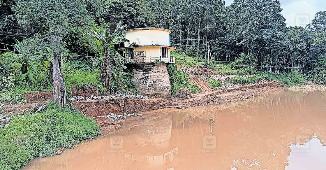 ജല അതോറിറ്റിയുടെ കരിമ്പുകയം ജലവിതരണ പദ്ധതിയുടെ വെൽ– കം – പമ്പ് ഹൗസിനു സമീപം മണിമലയാറ്റിലെ വെള്ളം മണ്ണു വീണ് 
കലങ്ങിയ നിലയിൽ.