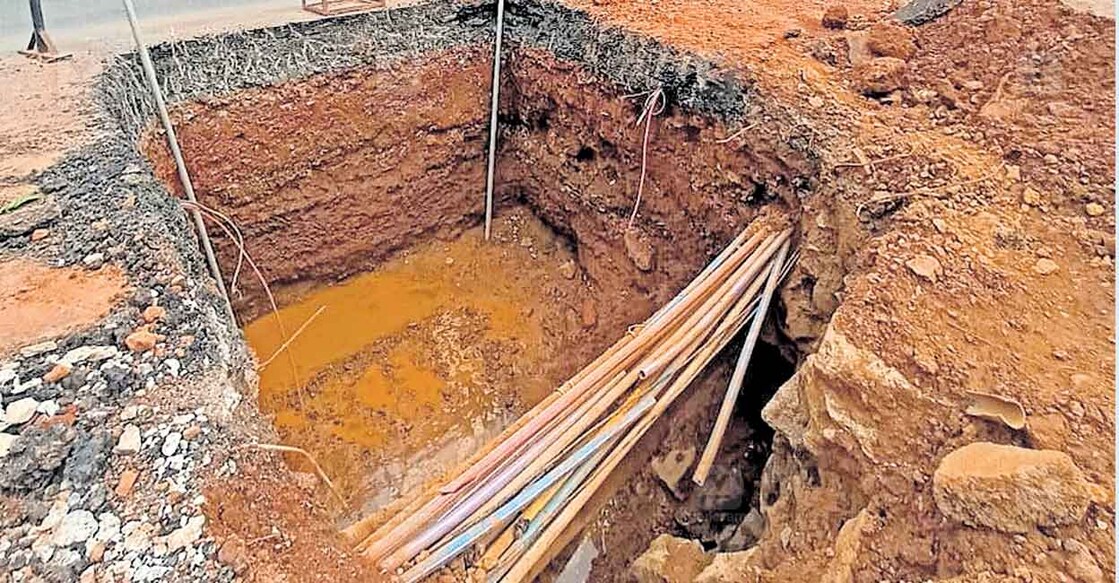 kottayam-water-pipe-burst എംസി റോഡ് സ്റ്റാർ ജംക്ഷനിൽ ദേശീയപാത അതോറിറ്റിയുടെ കലുങ്ക് നിർമാണത്തെ തുടർന്ന് ജലഅതോറിറ്റി പൈപ്പ് പൊട്ടിയപ്പോൾ. ചിത്രം: മനോരമ