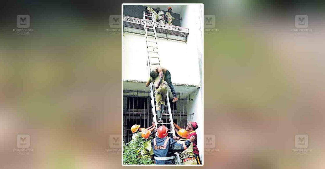 kottayam-mockdrill കോട്ടയം കലക്ടറേറ്റിൽ ഇന്നലെ മോക്ഡ്രില്ലിന്റെ ഭാഗമായി കെട്ടിടത്തിനു മുകളിൽ കുടുങ്ങിയ പരുക്കേറ്റയാളെ തോളിലേറ്റി താഴേക്ക് എത്തിക്കുന്ന അഗ്നിരക്ഷാ സേനാംഗം. ചിത്രം: മനോരമ