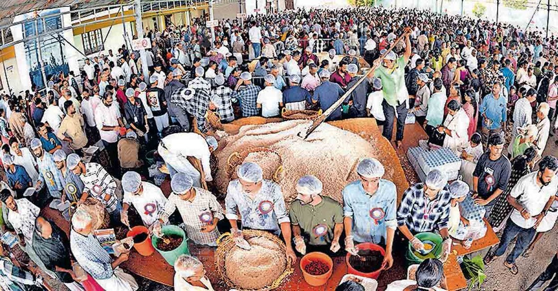 പുതുപ്പള്ളി പള്ളിയിലെ പെരുന്നാളിനോടനുബന്ധിച്ചു നടന്ന വെച്ചൂട്ട് നേർച്ചസദ്യയിൽ പങ്കെടുക്കാനെത്തിയവർ. ചിത്രം: മനോരമ