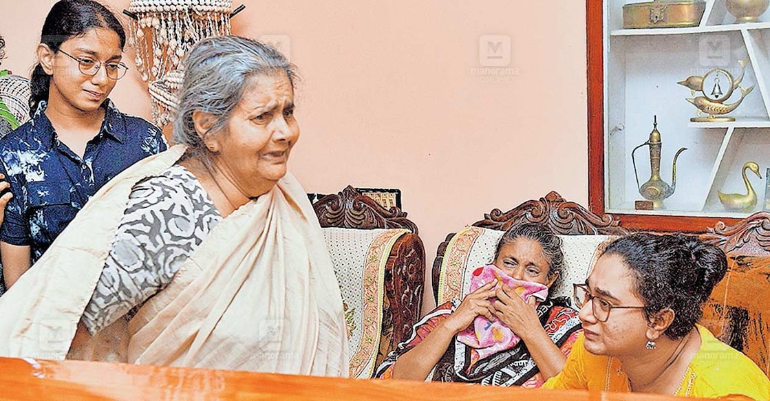 വിപിൻ നായരുടെ മൃതദേഹം ടിവി പുരം ചെമ്മനത്തുകര മുല്ലക്കേരിയിലെ വീട്ടിൽ എത്തിച്ചപ്പോൾ 
വിങ്ങിപ്പൊട്ടുന്ന ഇളയ മകൾ സാറ, ഭാര്യാമാതാവ് കൊച്ചുത്രേസ്യ, ഭാര്യ അനില, മൂത്തമകൾ അഞ്ജലി 
എന്നിവർ. ചിത്രം: മനോരമ  