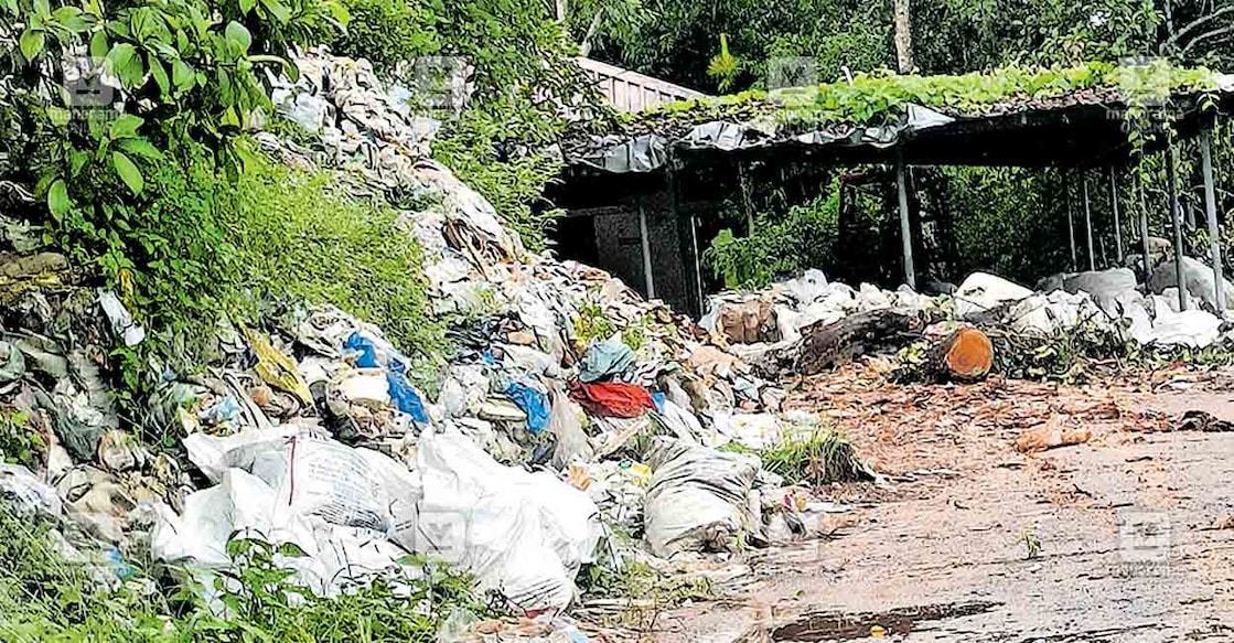 kuravilangadu-waste-issue കുറവിലങ്ങാട് കോഴായിലെ പ്ലാസ്റ്റിക് ഷ്രെഡിങ് യൂണിറ്റിലെ കാഴ്ച.