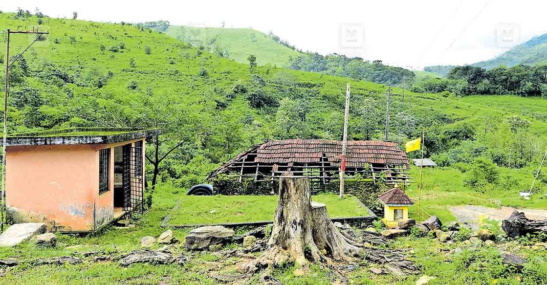 ഉപേക്ഷിക്കപ്പെട്ട്..
മതമ്പ കവലയുടെ ഇപ്പോഴുള്ള കാഴ്ച. കടകളും ബസുകളും ആളുകളും ഒക്കെ ഉണ്ടായിരുന്ന കവല ഇപ്പോൾ വിജനമാണ്. 
ചിത്രം:  റിജോ ജോസഫ് / മനോരമ  