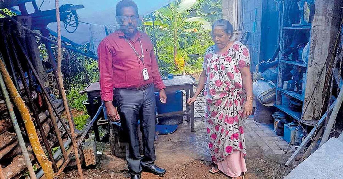 ചിറക്കടവ് പഞ്ചായത്തിൽ ആഫ്രിക്കൻ ഒച്ചിന്റെ ശല്യം രൂക്ഷമായ പ്രദേശങ്ങളിൽ ആരോഗ്യ വകുപ്പ് ഉദ്യോഗസ്ഥർ പരിശോധന നടത്തുന്നു.  
