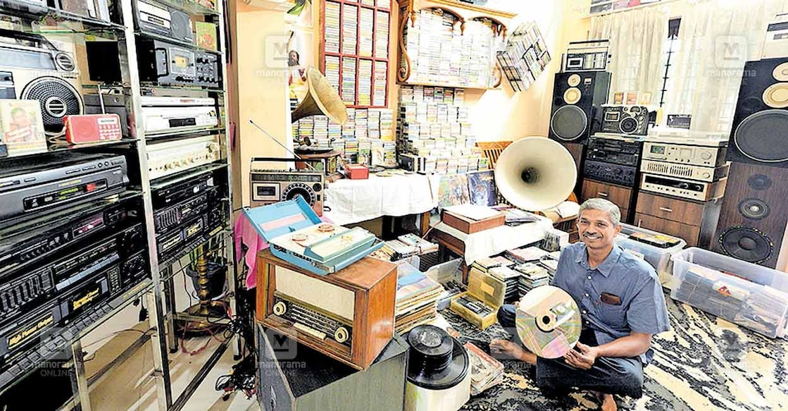 എം.ജി.വിനോദ്  സംഗീതശേഖരത്തിനൊപ്പം വീട്ടിലെ പാട്ടുമുറിയിൽ. ചിത്രം: മനോരമ  
