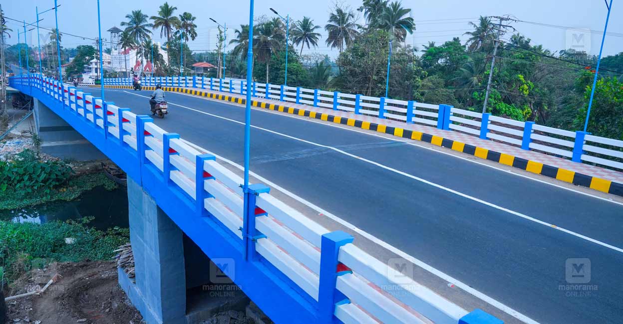 കോട്ടയം-കുമരകം റോഡിലെ കോണത്താറ്റ് പാലം: സമീപനപാത താഴ്ന്നത് വലിയ അപകടസാധ്യത