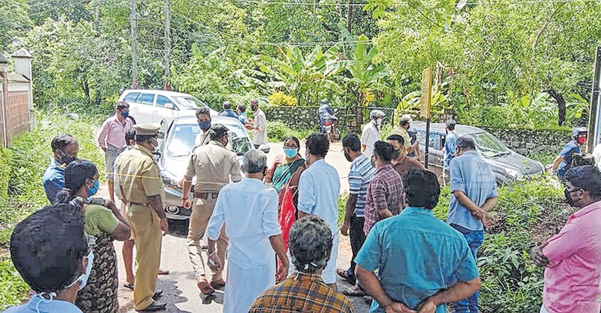 കോട്ടക്കൽ റോഡ് അടച്ചതിൽ പ്രതിഷേധിച്ച് എത്തിയവരോട് നഗരസഭാ അധികൃതരും പൊലീസും സംസാരിക്കുന്നു. കോട്ടക്കൽ റോഡ് അടച്ചതിൽ പ്രതിഷേധിച്ച് എത്തിയവരോട് നഗരസഭാ അധികൃതരും പൊലീസും സംസാരിക്കുന്നു.