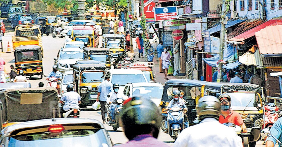 വടകര പഴയ ബസ് സ്റ്റാൻഡ് റോഡിൽ ഇന്നലെ രാവിലെയുണ്ടായ തിരക്ക്.  