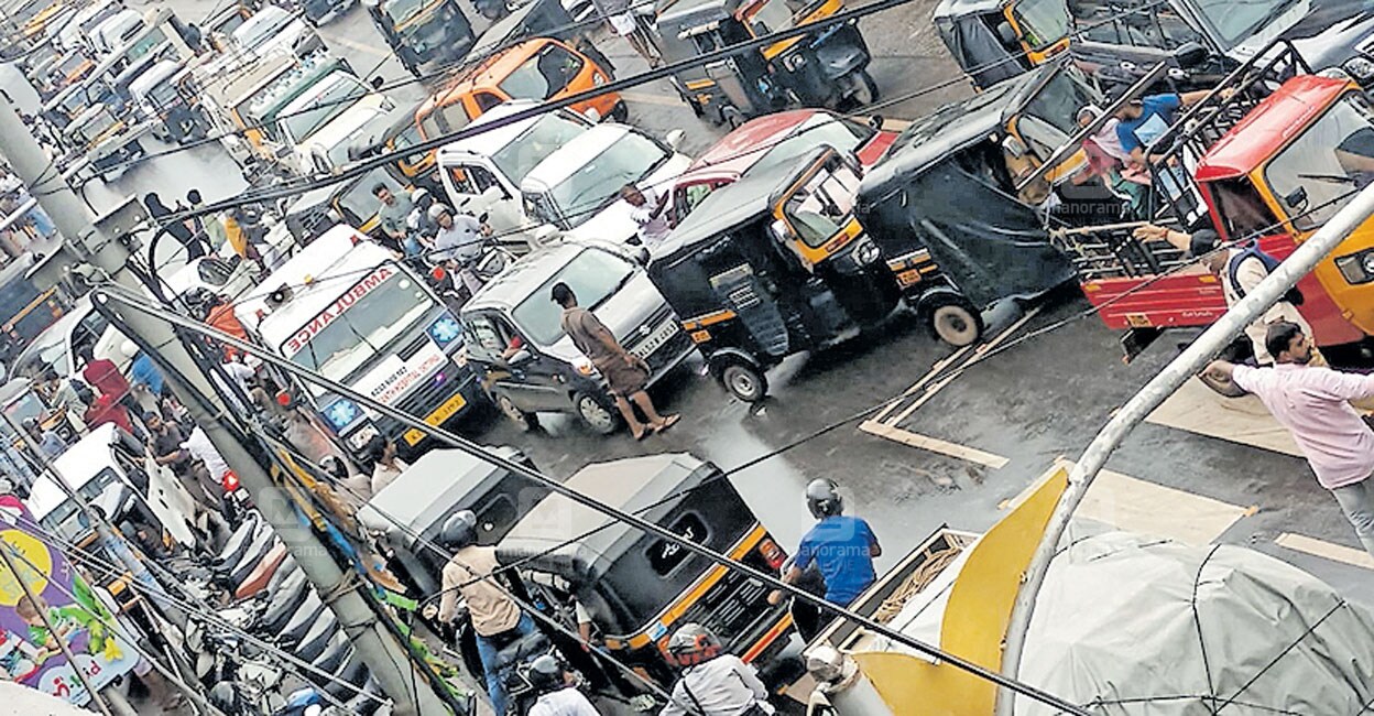 ഇടുങ്ങിയിടുങ്ങി; റോഡ് വികസനത്തിൽ പുരോഗതിയില്ലാതെ ചെമ്മാട് ടൗൺ
