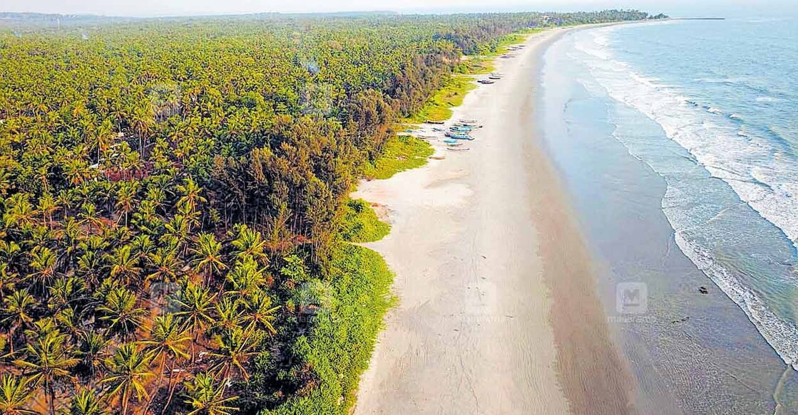 തിക്കോടി കല്ലകത്തു കടൽത്തീരം – ആകാശ ദൃശ്യം.  
