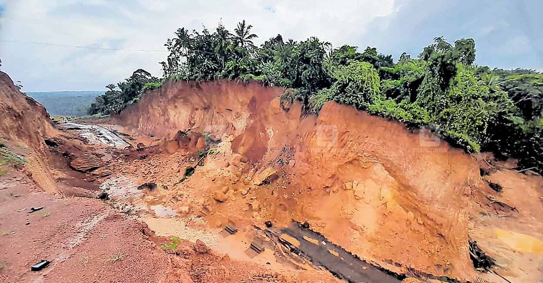 കനത്തമഴയിൽ കുന്ന്യോറ മല ഇടിഞ്ഞ നിലയിൽ. മല തുരന്നു കടന്നുപോകുന്ന ബൈപാസ് റോഡും കാണാം