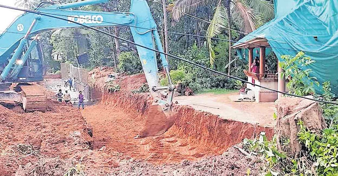 kozhikode-nh ദേശീയപാത നിർമാണം നടക്കുന്ന കൈനാട്ടിയിൽ വീടിനു മുന്നിൽ അഴുക്കുചാൽ പണിയുന്നതിന് കുഴിയെടുക്കുന്നു. ഇതോടെ വീട്ടുകാർക്ക് വഴിയിലേക്കു പ്രവേശനം ഇല്ലാതായി.