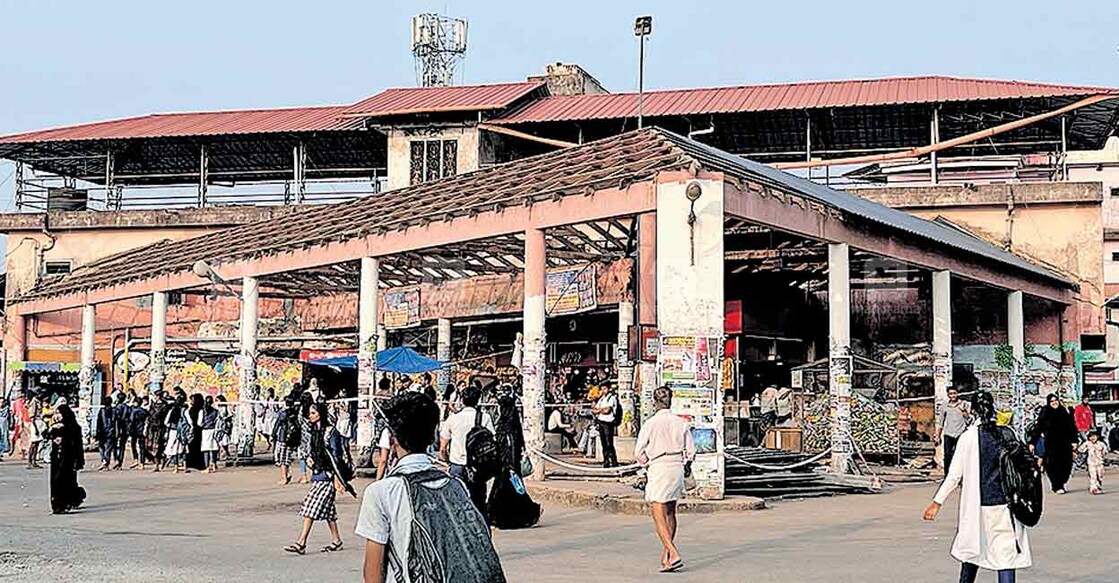 വടകര പഴയ ബസ് സ്റ്റാൻഡ് നവീകരണത്തിന്റെ ഭാഗമായി മേൽക്കൂര പൊളിച്ചപ്പോൾ.  