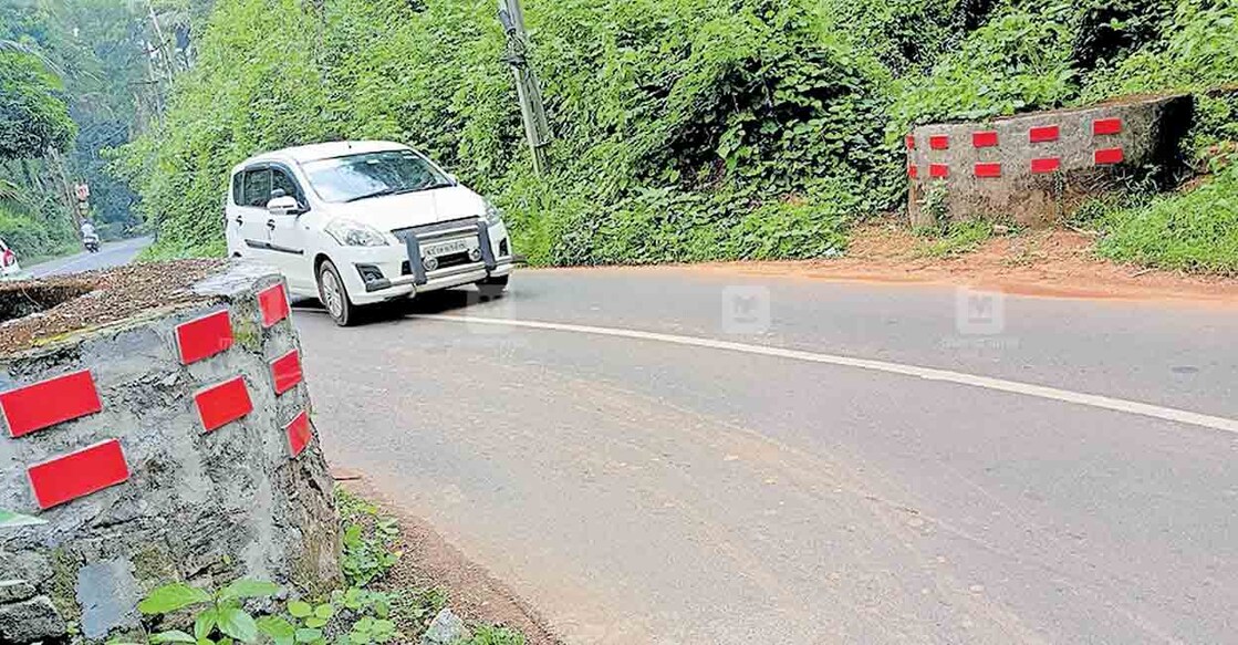 പൈതോത്ത് താനിക്കണ്ടി റോഡിൽ മൊയോത്ത് ചാലിൽ കുറ്റ്യാടി ജലസേചന പദ്ധതിയുടെ കനാൽ സൈഫൻ പൊളിഞ്ഞ ഭാഗം കെട്ടി ഒരുക്കിയ അപായ സൂചക റിഫ്ലക്ടർ സംവിധാനം.