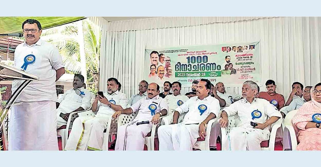 കെ റെയിൽ വിരുദ്ധ സമരം അഴിയൂർ മേഖലയി‍ൽ ആയിരം ദിനം പിന്നിട്ടതിന്റെ ദിനാചരണം കെ.മുരളീധരൻ എംപി ഉദ്ഘാടനം 
ചെയ്യുന്നു. 