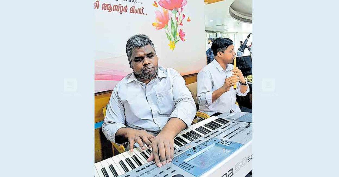 crop1- കോഴിക്കോട് ആസ്റ്റർ മിംസില് സി.ജെ.ബിജുവും ജിജോ ജേക്കബും സംഗീതം അവതരിപ്പിക്കുന്നു. ചിത്രം: മനോരമ