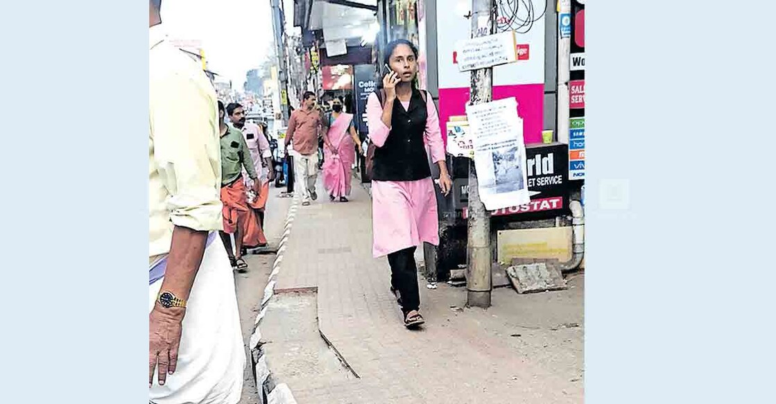 വടകര പഴയ സ്റ്റാൻഡ് മെയിൻ റോഡിലെ നടപ്പാതയിൽ ടൈലുകൾ ഇളകിയ ഭാഗത്ത് പോസ്റ്റിൽ മനോരമ വാർത്തയുടെ പകർപ്പ് സഹിതമുള്ള മുന്നറിയിപ്പ് ബോർഡ്. 