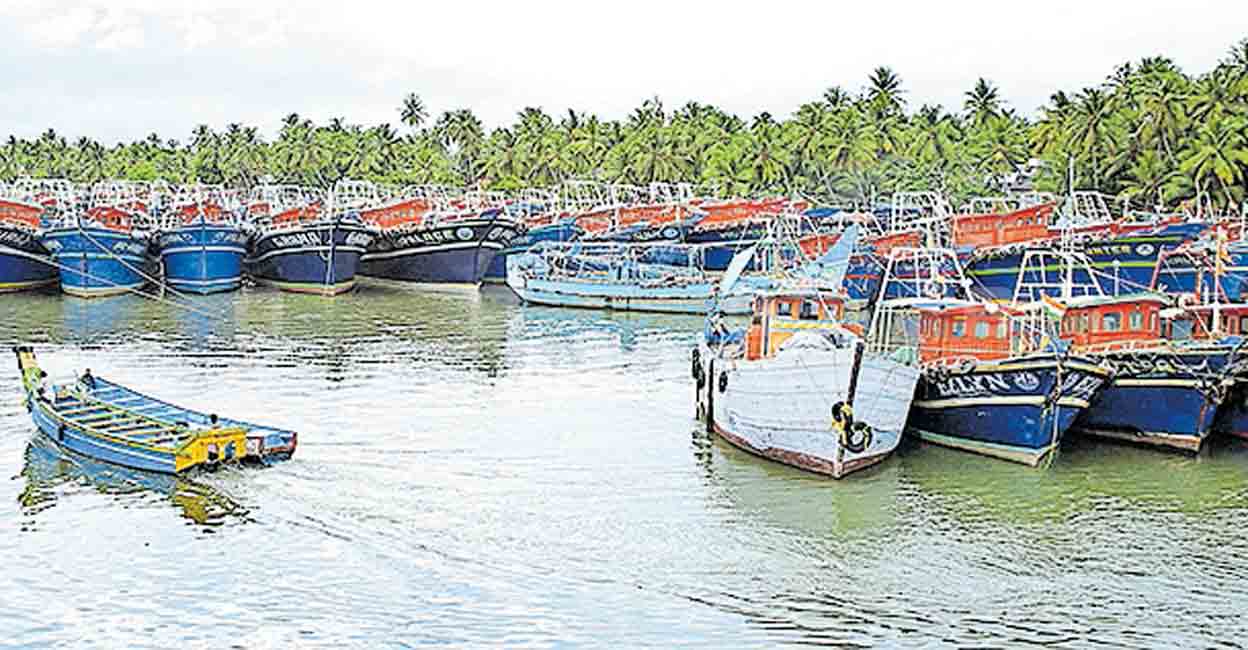 ട്രോളിങ് നിരോധനം: ബോട്ടിടാൻ ഇടമില്ല