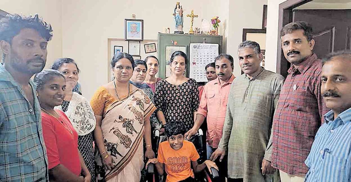  ഗോവിന്ദപുരത്ത് സന സോണിയുടെ വീട്ടിലെത്തി ബിഇഎം സ്കൂളിലെ അധ്യാപകരും പിടിഎ പ്രതിനിധികളും വീൽചെയറും സമ്മാനങ്ങളും കൈമാറിയപ്പോൾ.  