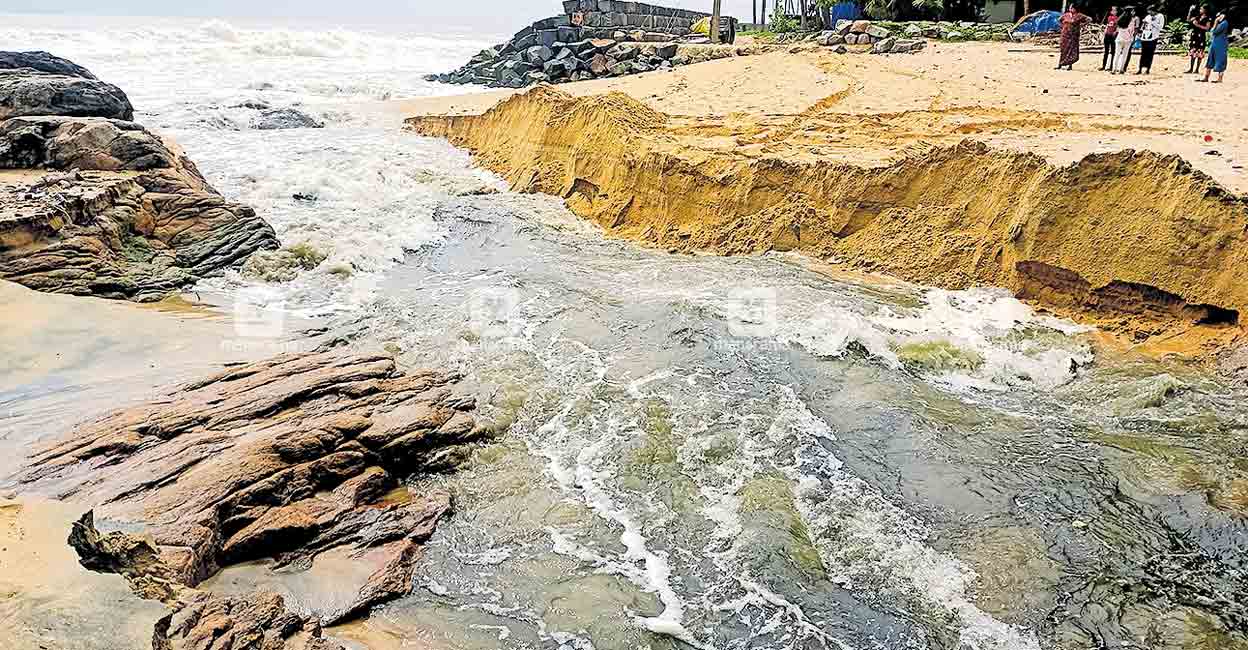 ആവിത്തോട്ടിലെ മണൽത്തിട്ട മുറിച്ചു; കെട്ടിനിന്ന മലിനജലം ഒഴുക്കിക്കളഞ്ഞു