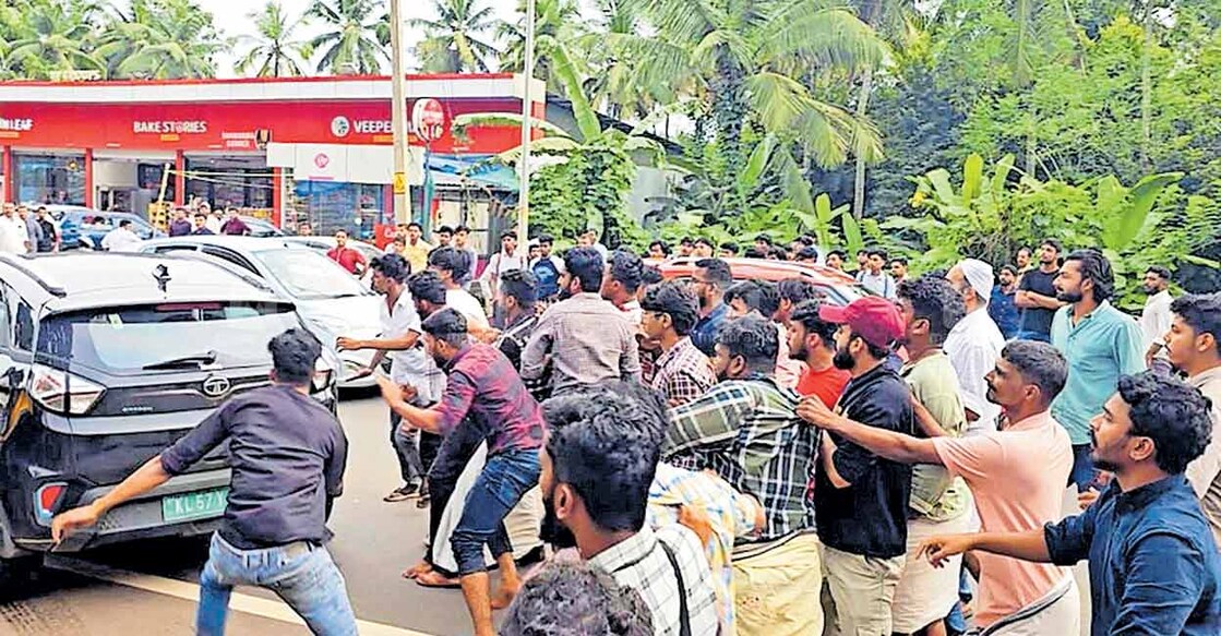 താമരശ്ശേരി ഐഎച്ച്ആർഡി കോളജിനു മുന്നിൽ സംസ്ഥാനപാതയിൽ ഉണ്ടായ സംഘർഷം.  
