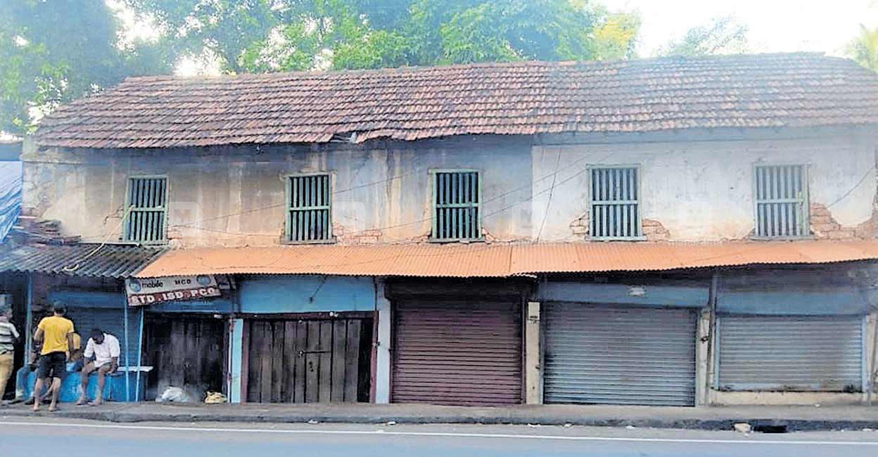 പൊളിഞ്ഞു വീഴാനൊരുങ്ങി കെട്ടിടങ്ങൾ