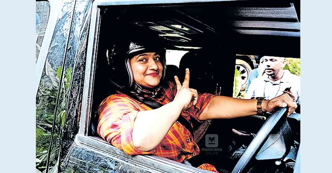 kozhikode-CP-Shemina മലബാർ റിവർ ഫെസ്റ്റിവലിന്റെ ഭാഗമായി കോടഞ്ചേരിയിൽ സംഘടിപ്പിച്ച ഓഫ് റോഡ് ചാംപ്യൻഷിപ്പിൽ പങ്കെടുത്ത ഏക വനിത താരം സി.പി.ഷെമീന സ്റ്റാർട്ടിങ് പോയിന്റിൽ.