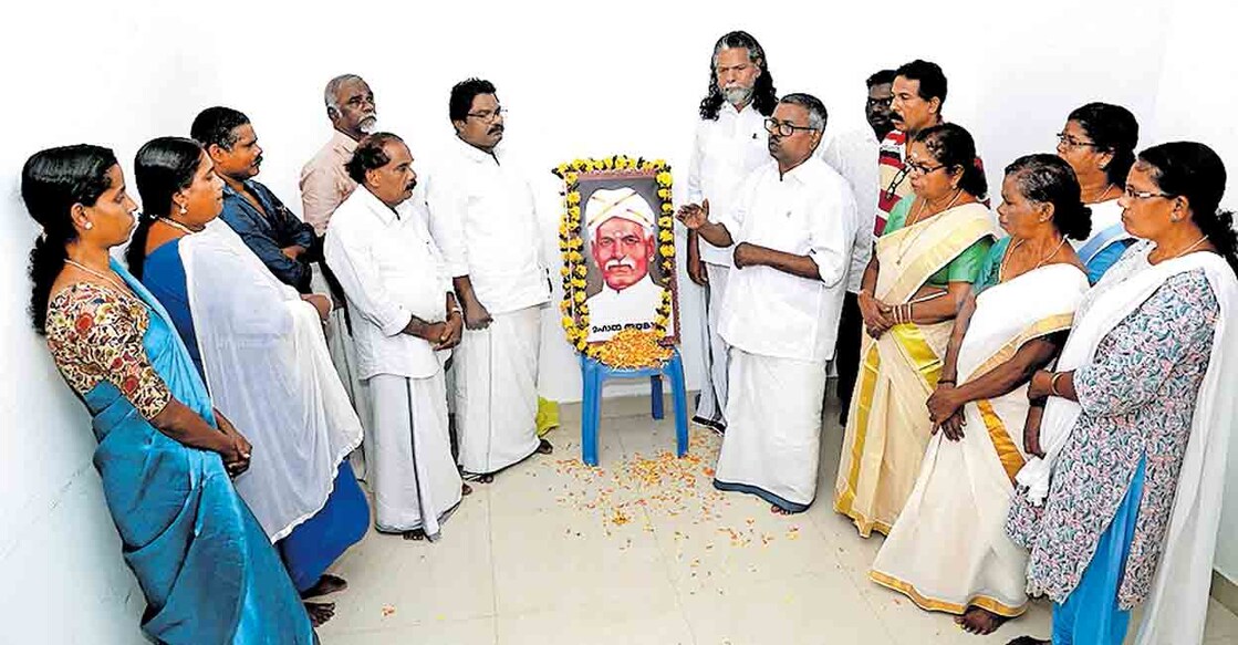 kozhikode-ayyankali കെഡിഎഫ് ഡി ജില്ലാ കമ്മിറ്റിയുടെ അയ്യങ്കാളി ജയന്തി ആഘോഷങ്ങളുടെ ജില്ലാതല ഉദ്ഘാടനം കേരള ദലിത് ഫെഡറേഷൻ (ഡെമോക്രാറ്റിക്) സംസ്ഥാന സീനിയർ വൈസ് പ്രസിഡന്റ് കെ.വി.സുബ്രഹ്മണ്യൻ നിർവഹിക്കുന്നു.