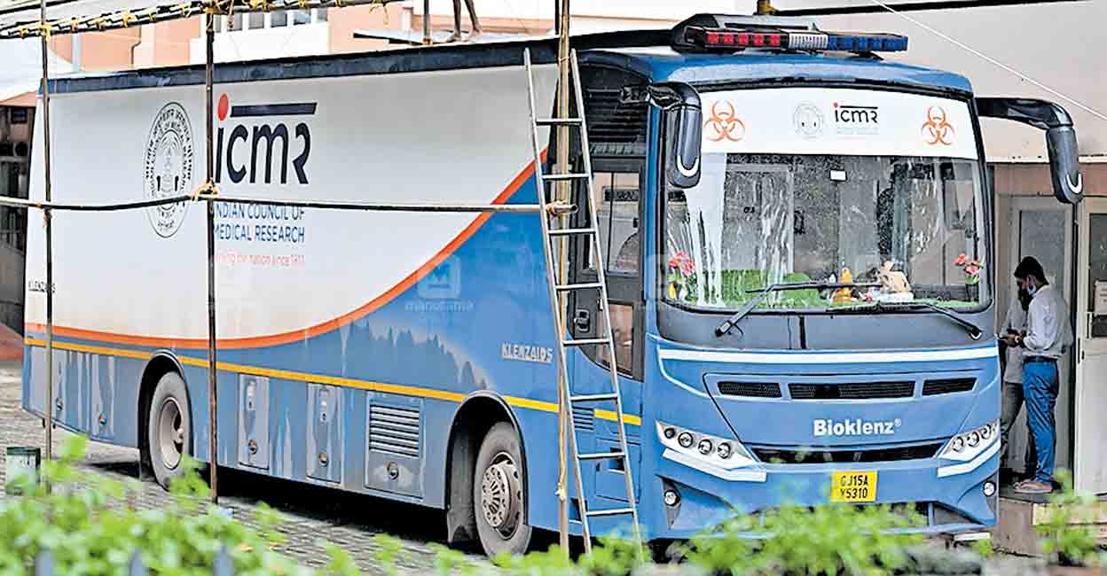 നിപ്പ പരിശോധന പുണെ എൻഐവി മൊബൈൽ ലാബ് ടീം കോഴിക്കോട്ട് Nipah virus