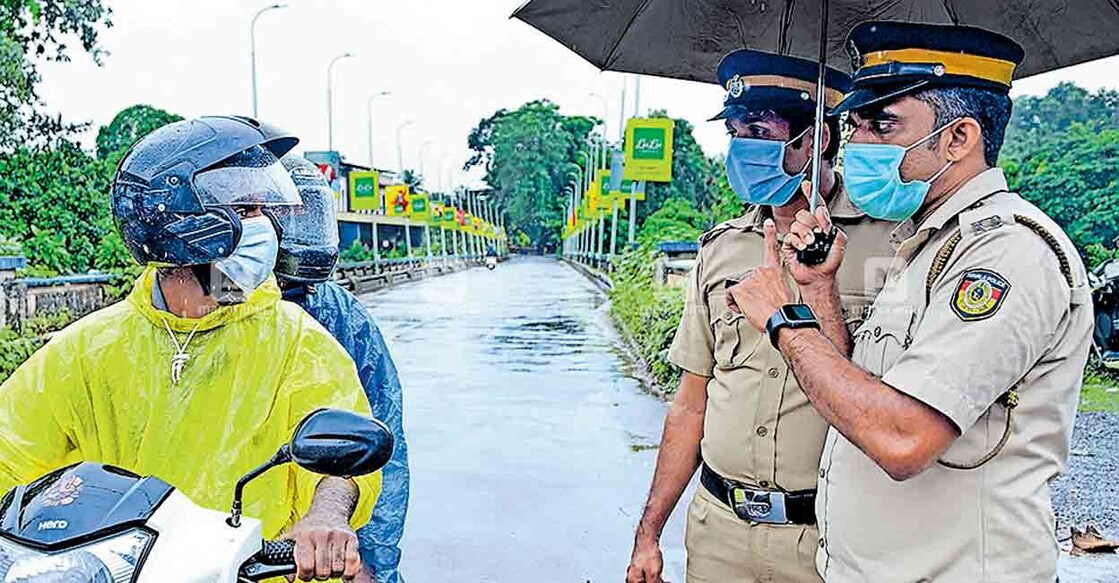 kozhikode-police-giving-instruction-about-nipah